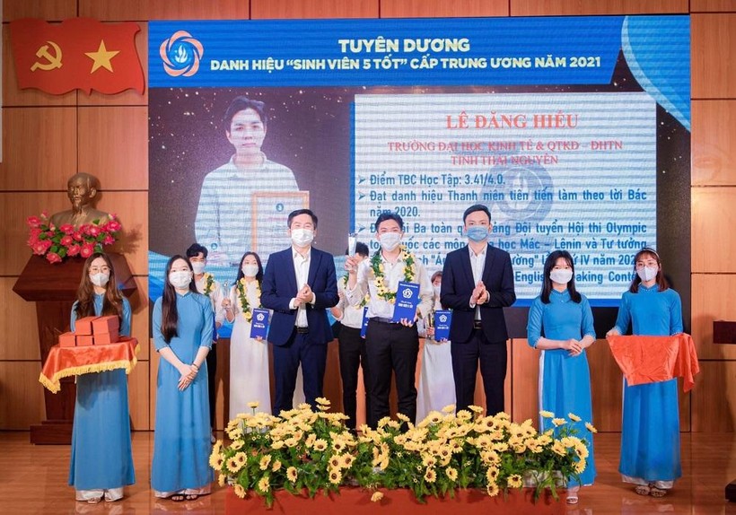 Sinh viên trường Đại học Kinh tế và QTKD đạt danh hiệu sinh viên 5 tốt cấp Trung ương