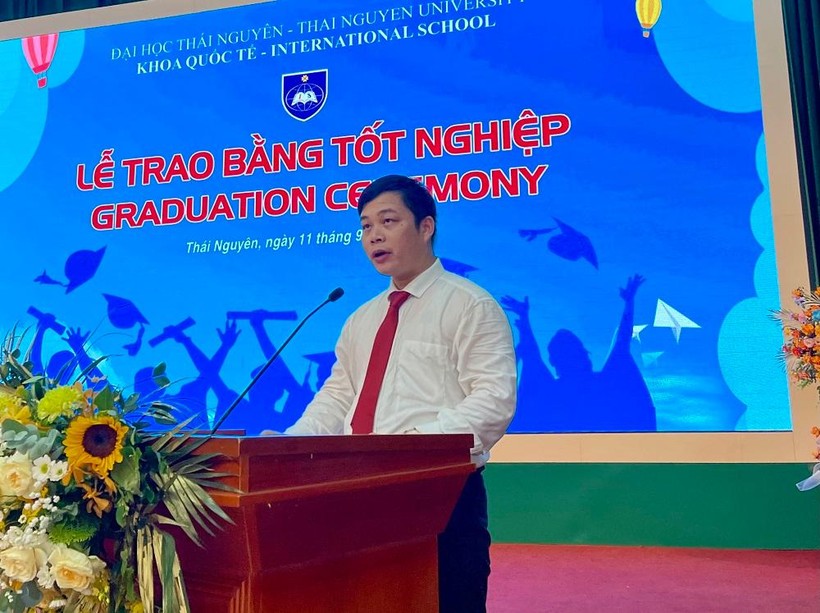Trao bằng tốt nghiệp năm 2022 cho 71 cử nhân Khoa Quốc tế (ĐH Thái Nguyên) ảnh 1