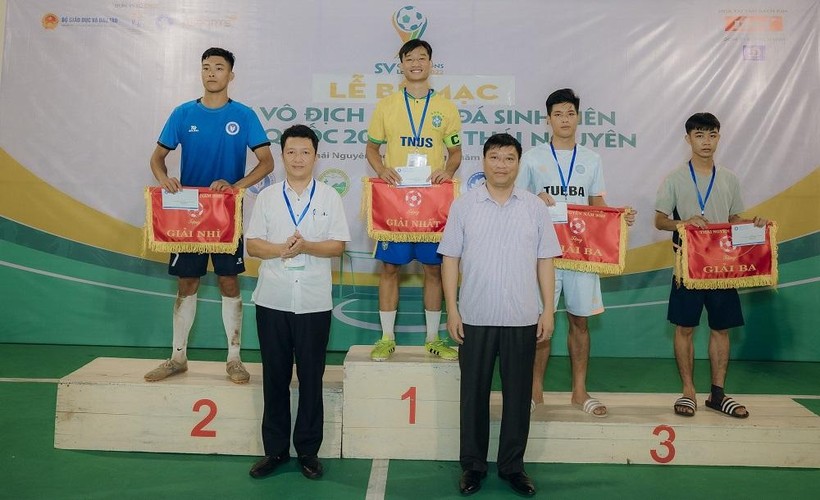 Đại diện BTC trao giải vô địch bóng đá sinh viên toàn quốc 2022 tại Thái Nguyên.