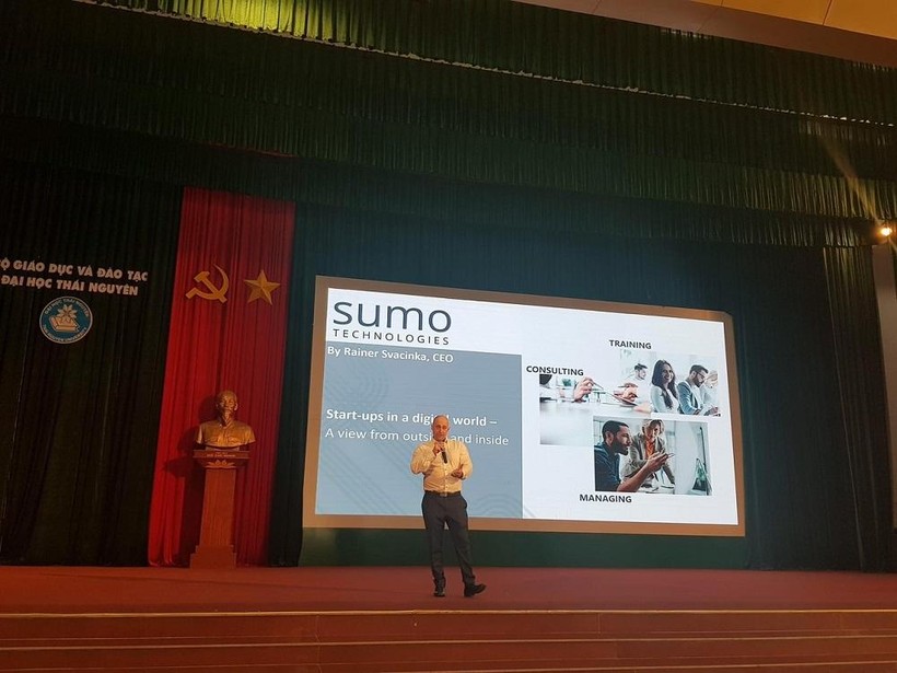 Ông Rainer Svacinka, Giám đốc điều hành Công ty Công nghệ SUMO, điều hành Dự án INCREASE chia sẻ tại buổi tập huấn.