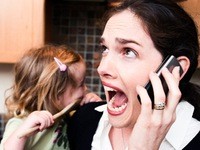 8 cách gây chú ý siêu dễ thương của trẻ khi mẹ nói chuyện điện thoại