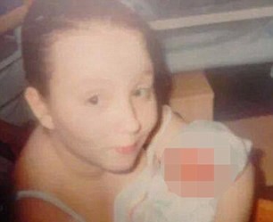 Cô bé 12 tuổi sinh con do bị cưỡng hiếp khởi kiện mẹ đẻ