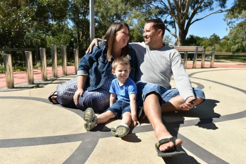 Vợ chồng chị Kristy Cowan và anh Glen cùng con trai. Ảnh: Frasercoastchronicle.