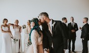 Cô dâu bị liệt khiến khách sững sờ khi tự bước vào lễ đường cưới