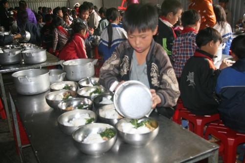 Đối với giáo dục vùng khó, bữa ăn bán trú hút học sinh đến trường và giữ chân các em ở lại trường (Ảnh minh họa - nguồn Internet)