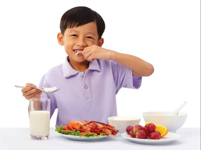 Cung cấp cho con một chế độ dinh dưỡng đầy đủ để tăng sức đề kháng.