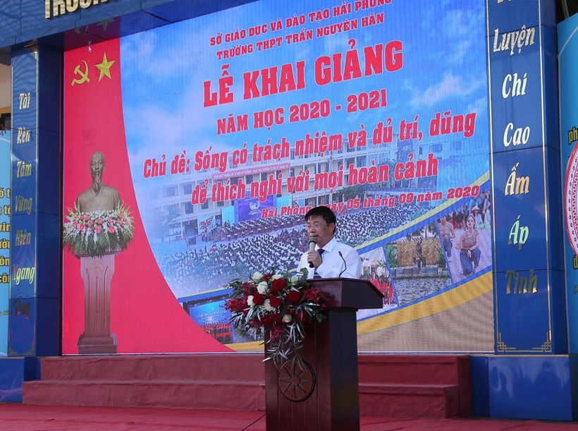 Thầy Nguyễn Minh Quý – Hiệu trưởng trường THPT Trần Nguyên Hãn (Hải Phòng) phát biểu tại Lễ Khai giảng năm học mới 2020 - 2021.