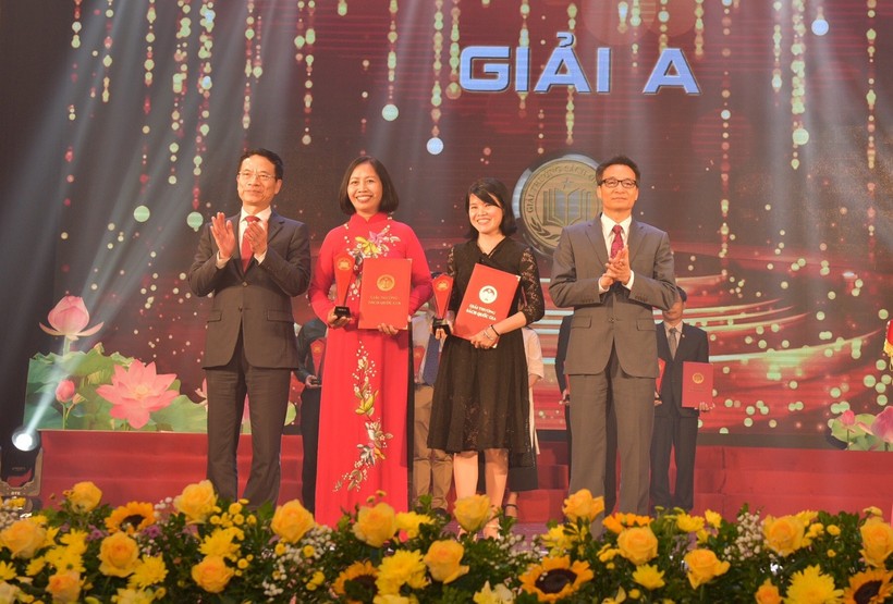 Ông Vũ Đức Đam, Phó thủ tướng Chính phủ và ông Nguyễn Mạnh Hùng, Bộ trưởng Bộ Thông tin và Truyền thông, trao giải A - Giải thưởng Sách Quốc gia lần thứ ba.