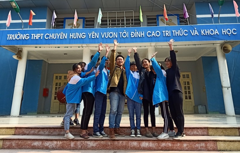 Đồng Ngọc Hà (giữa) huấn luyện các thành viên đội tuyển HSG tỉnh Hưng Yên tại dự án Biology For All Vietnam 2020.