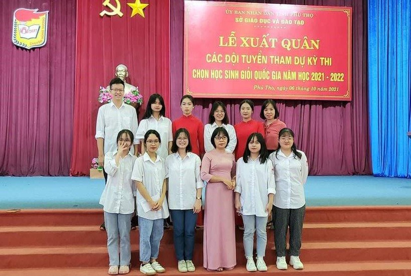 Nhà giáo ưu tú Nguyễn Thị Thanh Thủy cùng học sinh của trường THPT Chuyên Hùng Vương tại Lễ xuất quân các đội tuyển tham dự kỳ thi học sinh giỏi quốc gia năm học 2021 – 2022