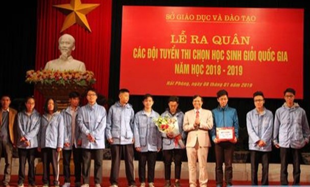 Ông Nguyễn Xuân Trường, Giám đốc Sở GD&ĐT Hải Phòng tặng hoa động viên các em học sinh trong lễ ra quân kỳ thi HSG quốc gia năm học 2018-2019