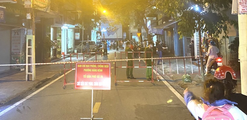 Lực lượng chức năng lập chốt kiểm soát dịch bệnh tại đường Nguyễn Công Trứ (ảnh ITN).