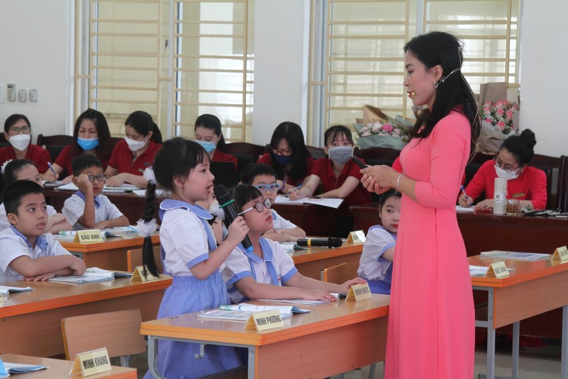 Giờ dạy của cô giáo Bùi Phương Thảo với học sinh lớp 2A5, Trường Tiểu học Đinh Tiên Hoàng.