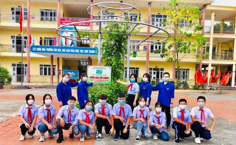 Học sinh Trường THCS Bái Tử Long, TP Cẩm Phả, tỉnh Quảng Ninh bên "Vườn hoa em chăm" 