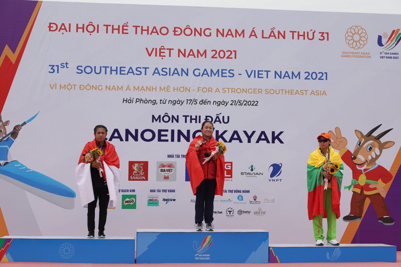 Vận động viên Nguyễn Thị Hương của Việt Nam thi đấu xuất sắc đoạt huy chương vàng chung kết đua thuyền đơn nữ Canoeing 1.000m.