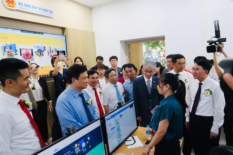 Lãnh đạo Bộ GD&ĐT và lãnh đạo Sở Giáo dục Gyeongsangnam - Hàn Quốc cùng các đại biểu thăm quan Trung tâm Giáo dục thông minh.