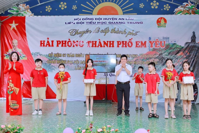 Ban đại diện CMHS Trường Tiểu học Quang Trung, huyện An Lão cùng nhà trường khen thưởng học sinh tham gia chuyên đề cấp thành phố.