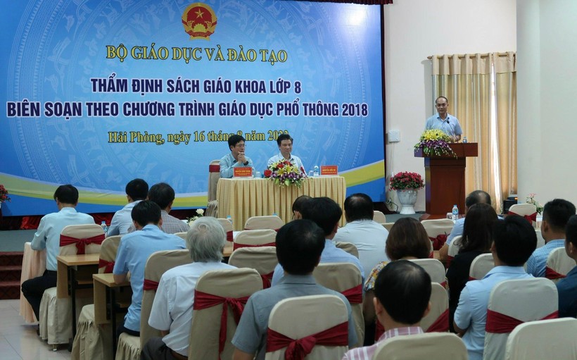 Thứ trưởng Nguyễn Hữu Độ làm việc với Hội đồng thẩm định SGK lớp 8 ảnh 3