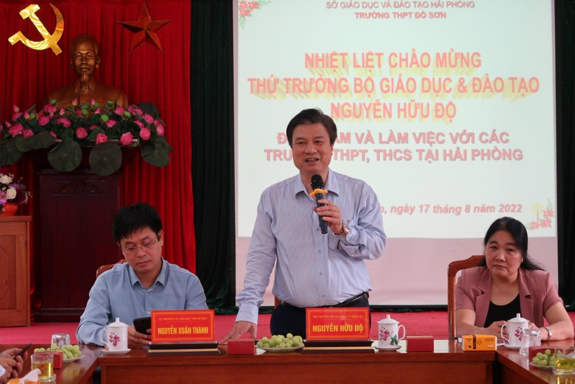 Thứ trưởng Nguyễn Hữu Độ làm việc với Hội đồng thẩm định SGK lớp 8 ảnh 4