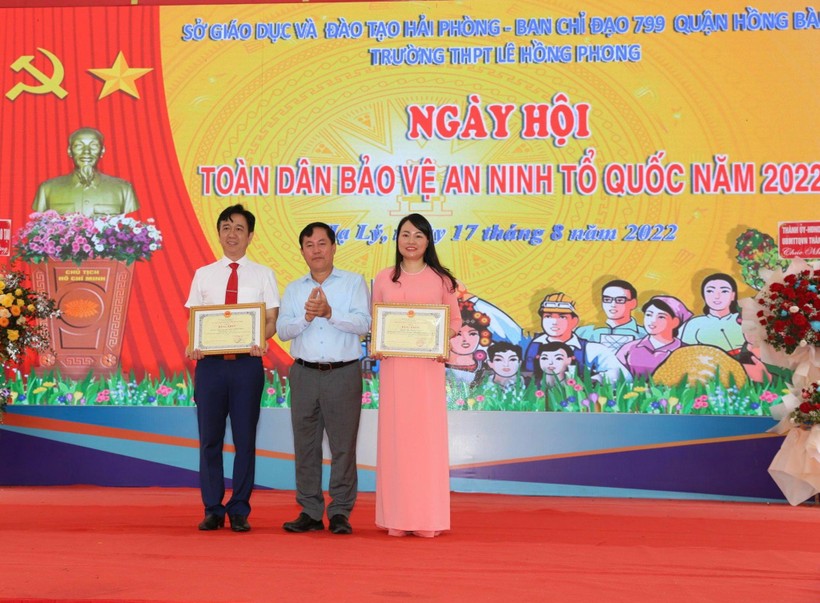 Trường THPT Lê Hồng Phong (Hải Phòng) đóng góp tích cực cho phong trào bảo vệ an ninh tổ quốc ảnh 1