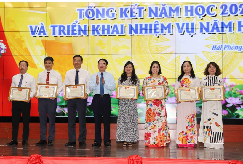 Ông Lê Khắc Nam- Phó Chủ tịch UBND TP tặng khen các nhà giáo đạt danh hiệu Chiến sĩ thi đua cấp thành phố.
