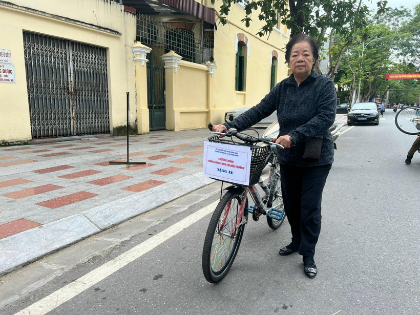 Trường THCS Hồng Bàng (Hải Phòng) tặng xe đạp cho 42 học sinh khó khăn ảnh 2