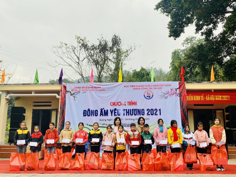 Đại diện Khoa Công tác xã hội, Học viện Thanh thiếu niên Việt Nam trao tặng quà cho các em học sinh.