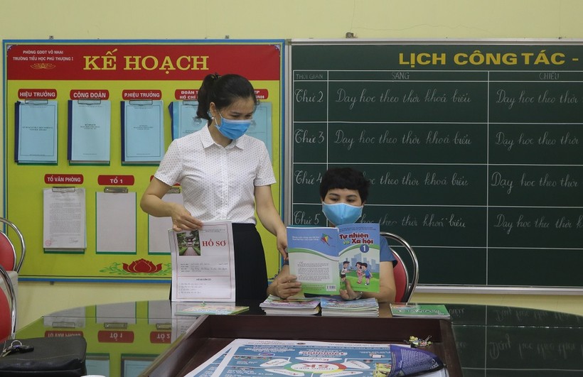 Các cô giáo trường Tiểu học Phú Thượng 1 (Võ Nhai) rà soát công tác chuẩn bị, đăng kí mua sách giáo khoa mới.