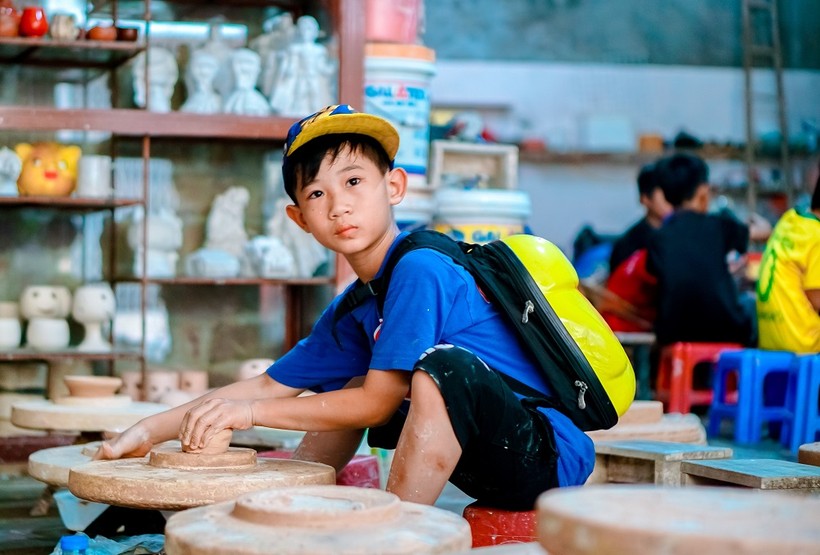 Các em học sinh ấn tượng với trải nghiệm tại làng gốm Bát Tràng, Hà Nội