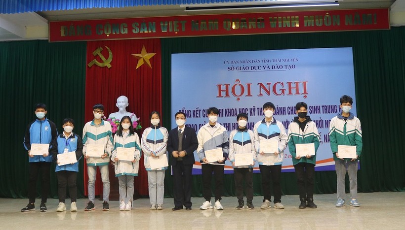 Đại diện lãnh đạo Sở GD&ĐT Thái Nguyên trao thưởng cho các em HS đạt giải Nhất trong cuộc thi Khoa học kỹ thuật