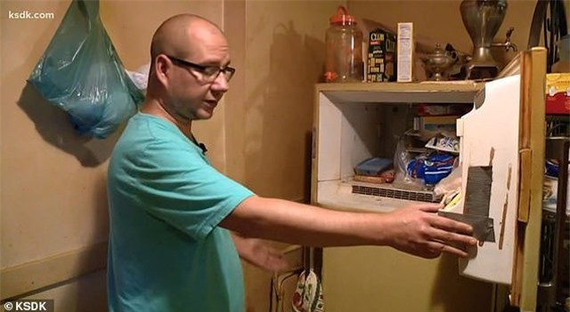 Chàng trai thất kinh về bí mật của người mẹ quá cố khi dọn dẹp tủ lạnh