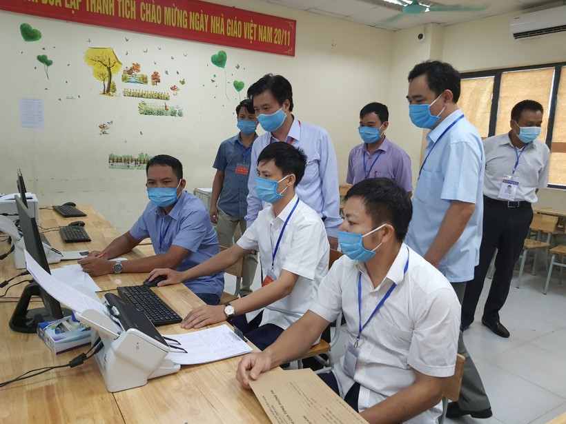 Thứ trưởng Nguyễn Hữu Độ kiểm tra công tác chấm thi tại Hội đồng thi tỉnh Hà Nam