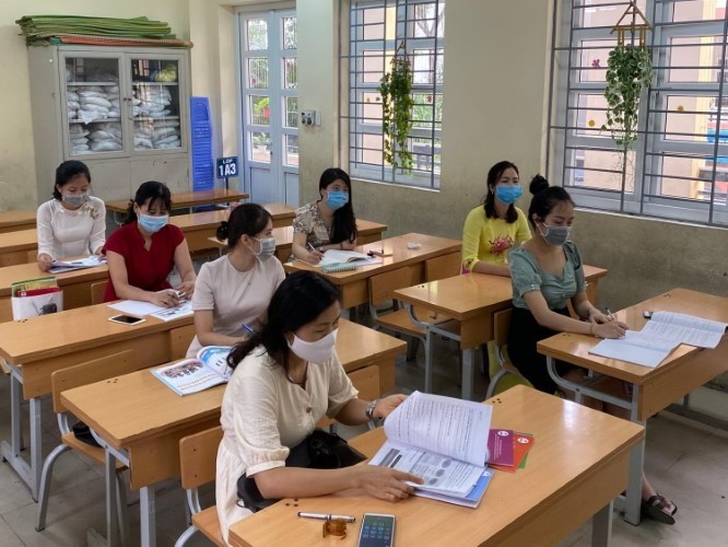 Cán bộ quản lý, giáo viên Trường Tiểu học Hoàng Văn Thụ tham gia tập huấn trực tuyến.
