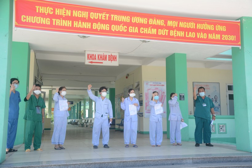Các bệnh nhân xuất viện ngày 17/8 tại bệnh viện Phổi Đà Nẵng.