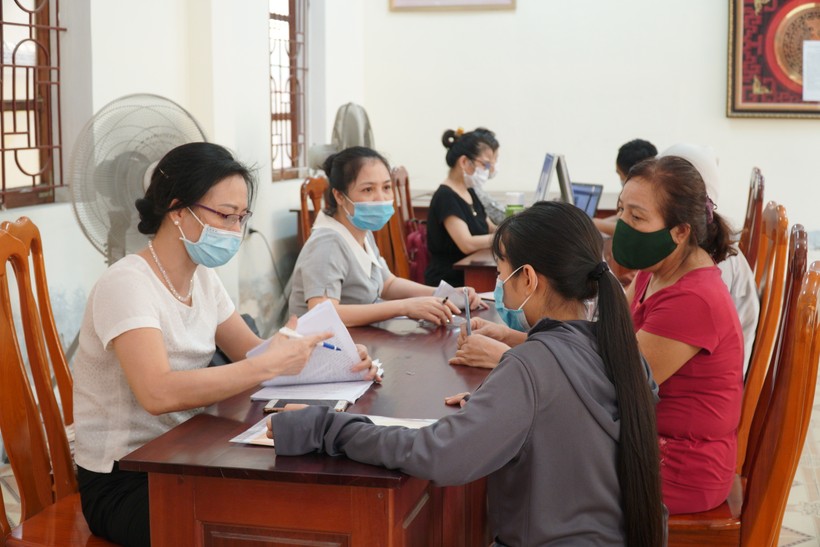 Phụ huynh đến kiểm tra thông tin đăng ký nhập học cho con tại Trường THCS Hưng Dũng (TP Vinh, Nghệ An).