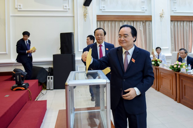Bộ trưởng Phùng Xuân Nhạ và các đại biểu bỏ phiếu bầu Ban chấp hành Đảng bộ Bộ GD&ĐT nhiệm kỳ 2020 - 2025