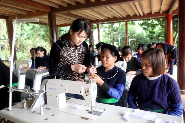 Lớp dạy nghề may công nghiệp cho LĐNT là phụ nữ dân tộc Dao, Tày  tại xã Yên Thuận, huyện Hàm Yên, tỉnh Tuyên Quang 