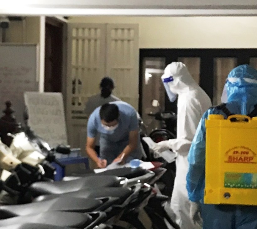 Đội phản ứng nhanh của Trung tâm Y tế quận Thanh Xuân phun khử trùng nơi có ca nghi nhiễm Covid-19