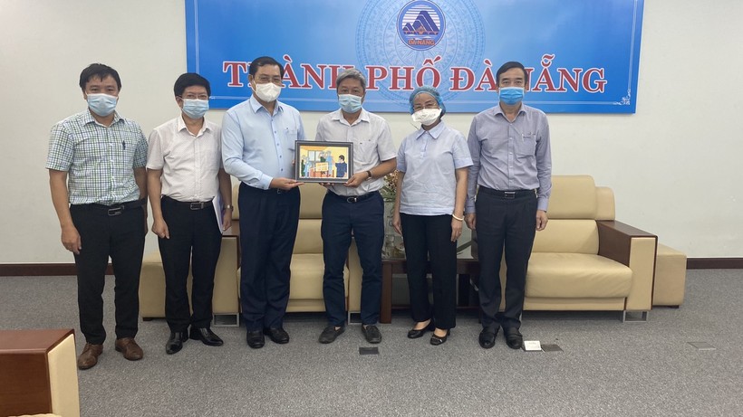 Ông Huỳnh Đức Thơ – Chủ tịch UBND TP Đà Nẵng tặng quà lưu niệm và gửi lời cảm ơn đến Thứ trưởng Bộ Y tế Nguyễn Trường
Sơn.