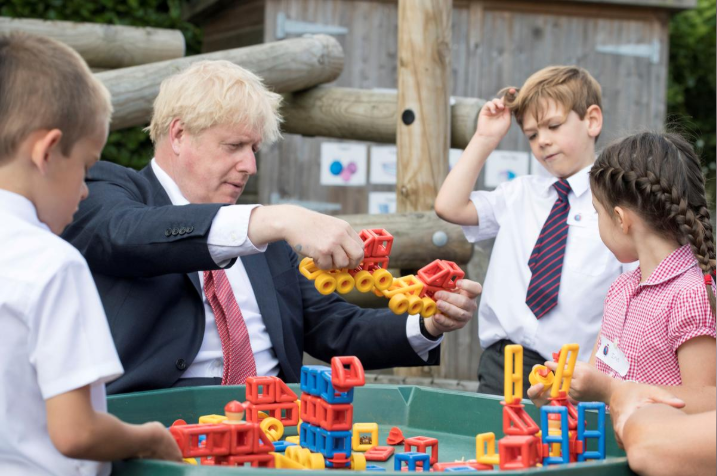 Thủ tướng Anh động viên phụ huynh cho con đi học trở lại