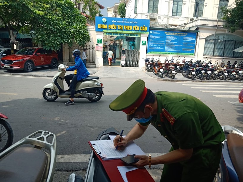 Lực lượng chức năng quận Hoàn Kiếm xử lý vi phạm trật tự đô thị.