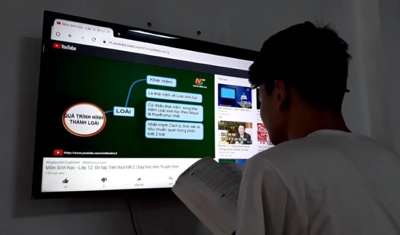 HS Trường THPT Hoa Lư A (Ninh Bình) học trực tuyến tại nhà trong quá trình nghỉ phòng, chống dịch Covid-19. Ảnh: NVCC